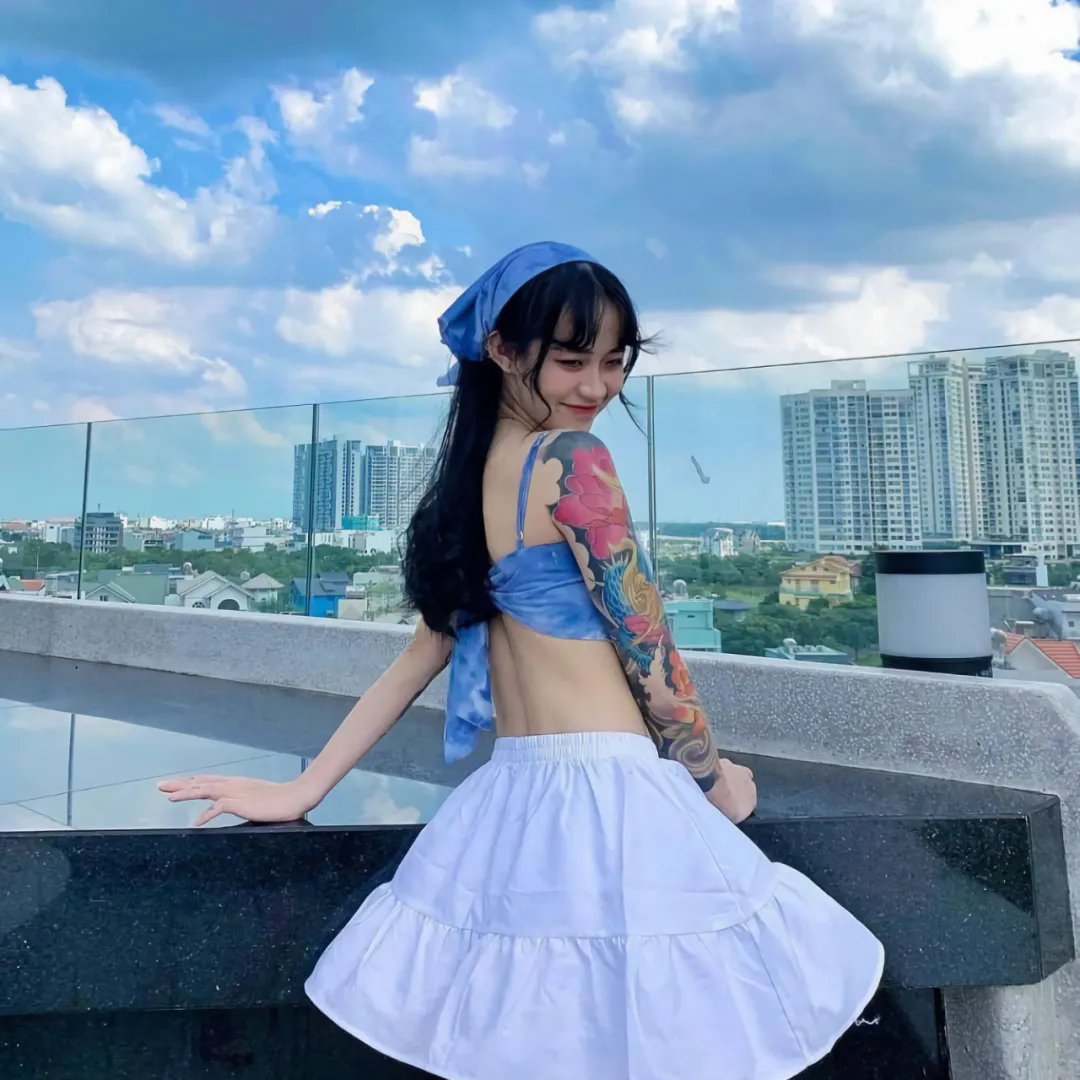 一位站立的人